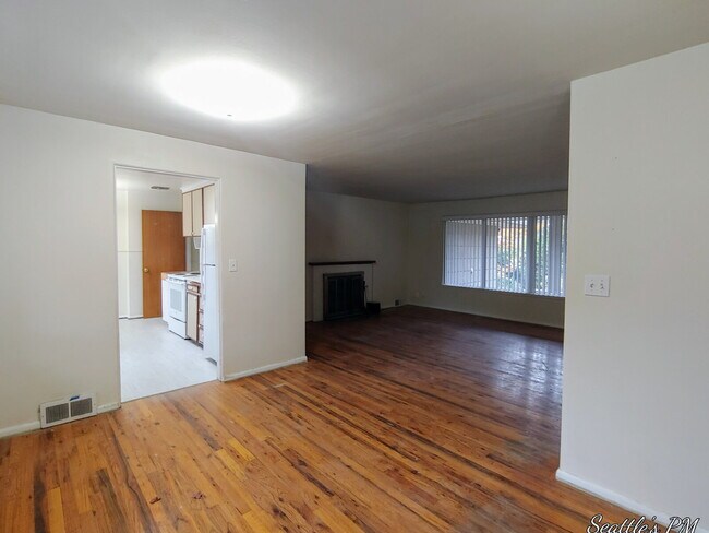 Foto del edificio - "Charming 2-Bed Retreat with Gleaming Hardwood Floors in Prime Seattle Location!"