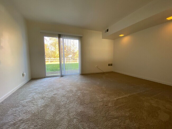 Foto del edificio - Beautiful Brick 2 BR Townhouse in Great Zelienople Location! Updated Kitchen with Quartz Counter-...