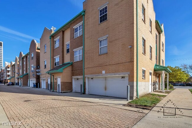 Building Photo - 4 br, 2 bath Condo - 3556 S. State 302 Uni...