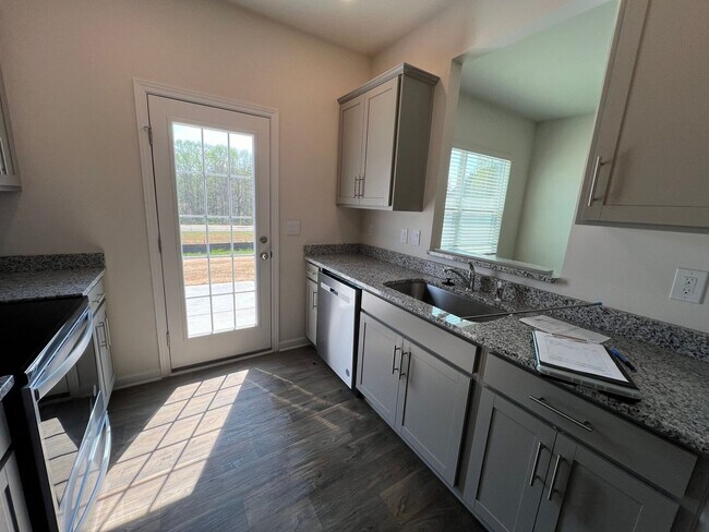 Building Photo - 3 Bedroom Townhome in York