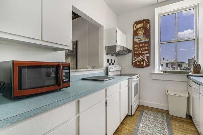 Building Photo - 350 King St