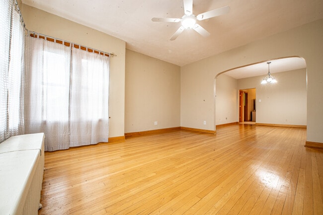 Foto del edificio - 5618 W Warwick Ave