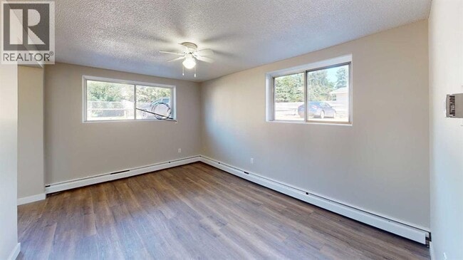 Building Photo - 9926-9105 105 Ave