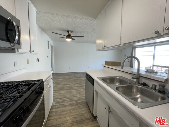 Building Photo - 1218 McClellan Dr