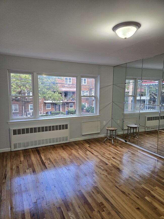 Building Photo - 716 E 58th St