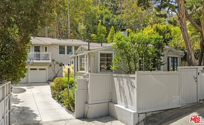 Building Photo - 8534 Walnut Dr