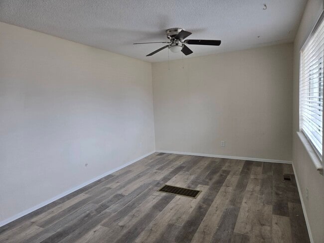 Building Photo - 77 Couch Cir