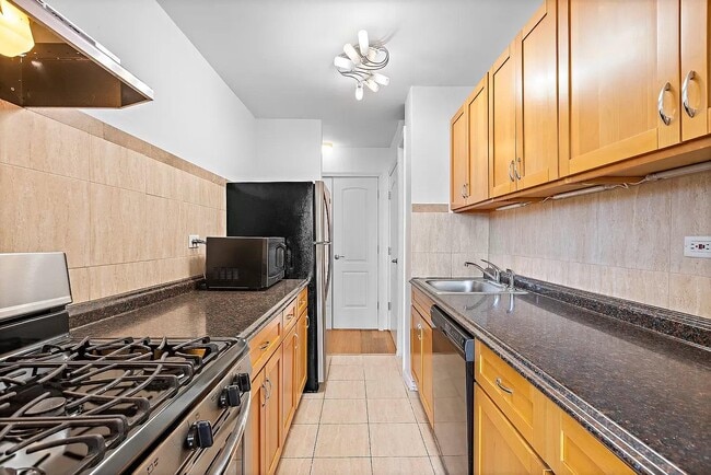 Building Photo - 2650 Ocean Pkwy