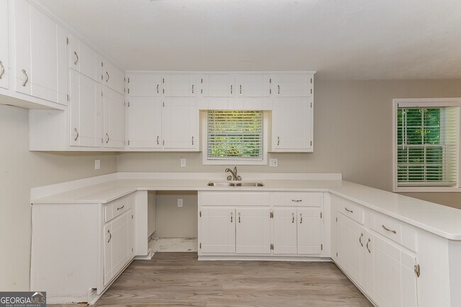 Building Photo - 3080 Chippewa Dr