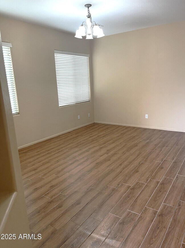 Building Photo - 1397 E Arrowhead Trail