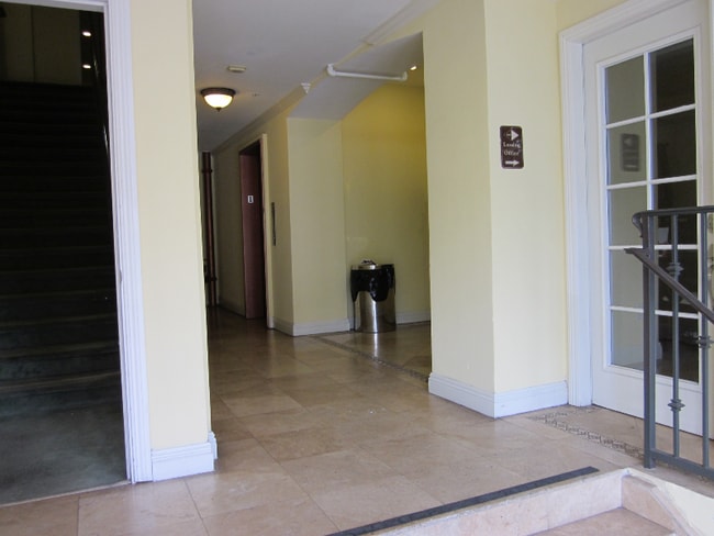 Foto del edificio - 445 S Central Ave