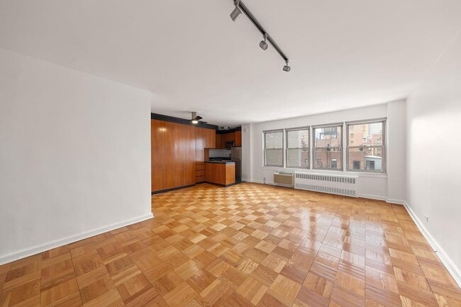 Building Photo - 155 E 38th St