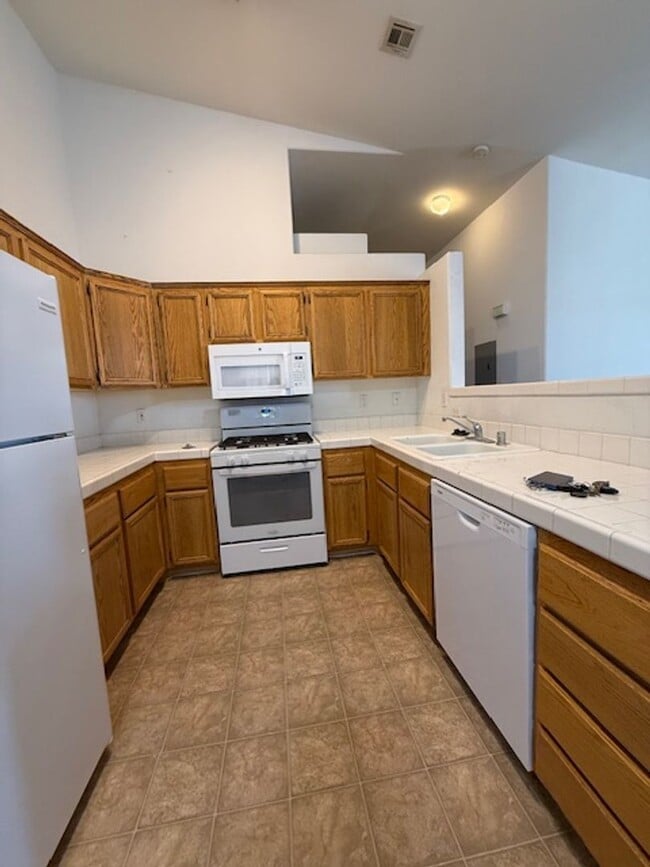 Building Photo - 2 Bedroom Upstairs Condo