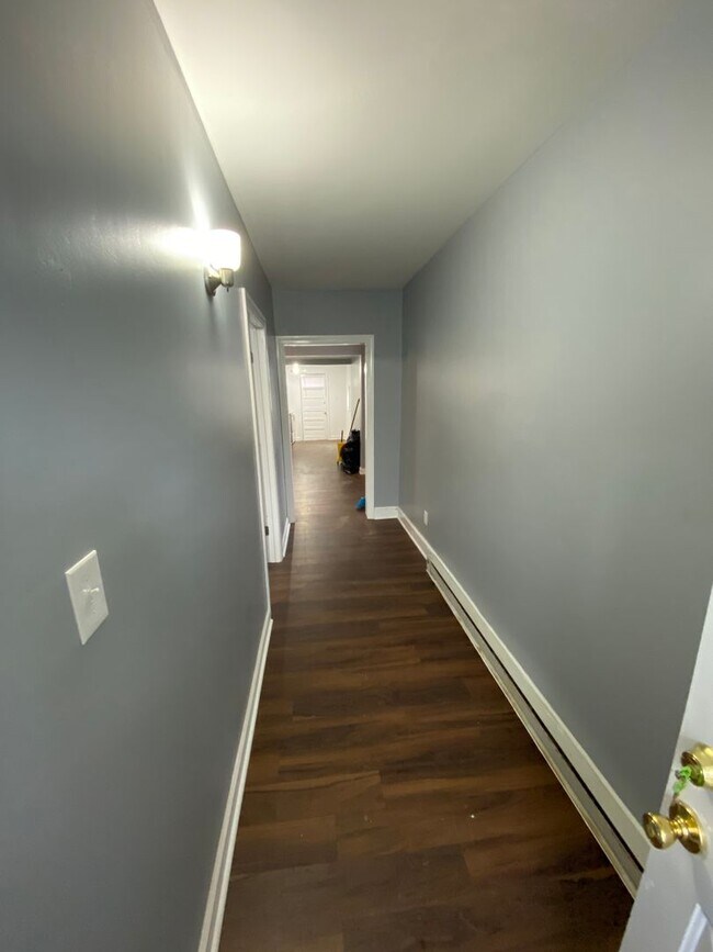 Building Photo - 2 bed 2 level row house in Church Hill! Al...