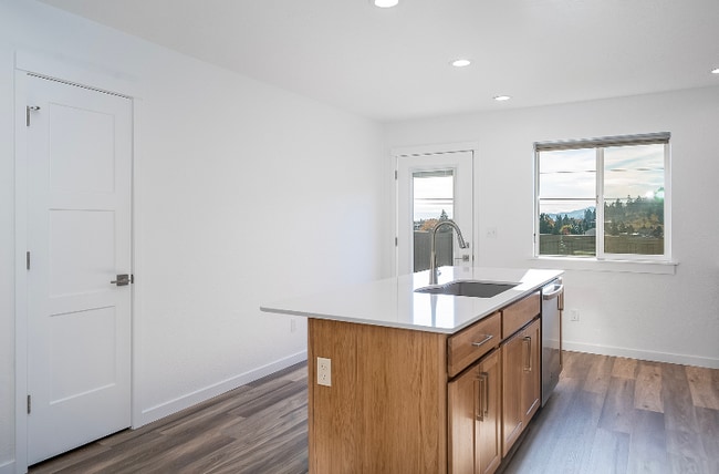 Building Photo - 128 W View Dr