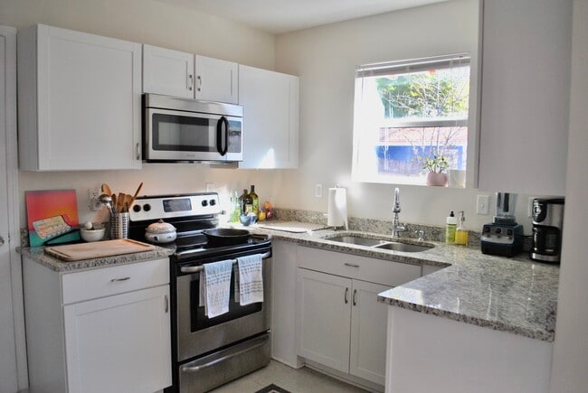 Building Photo - 939 Deckner Ave SW