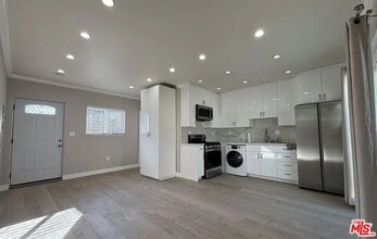Building Photo - 9248 Lev Ave