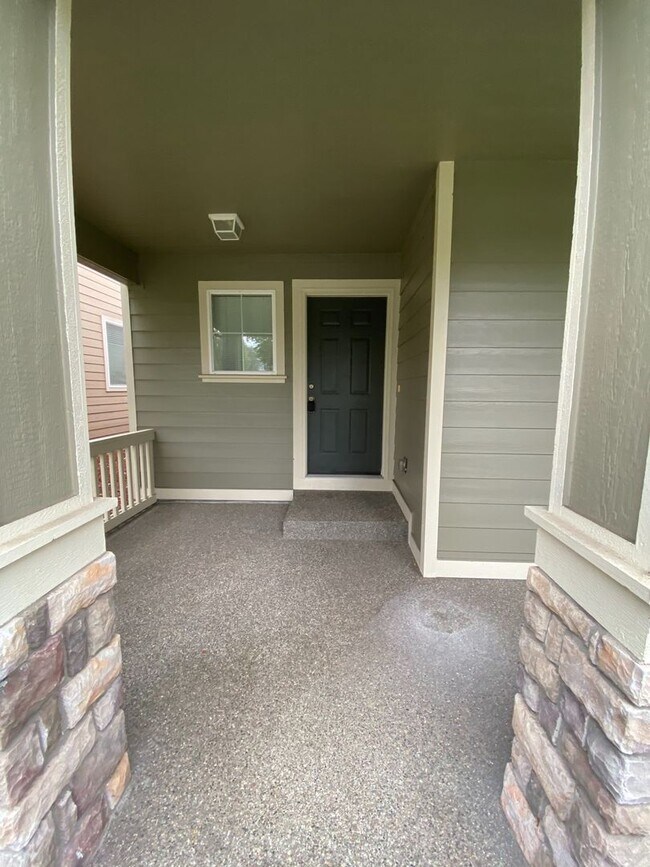 Building Photo - 4 Bed Room , 2.5 Bath