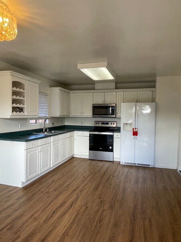 Kitchen - 210 Surrey Ln