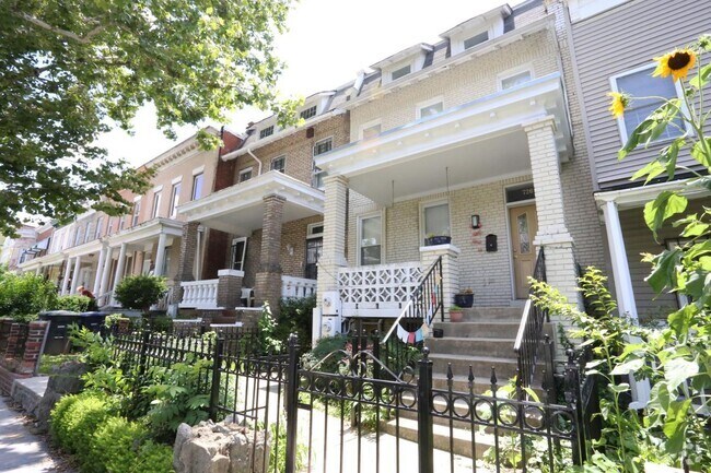Building Photo - 726 Quincy St NW