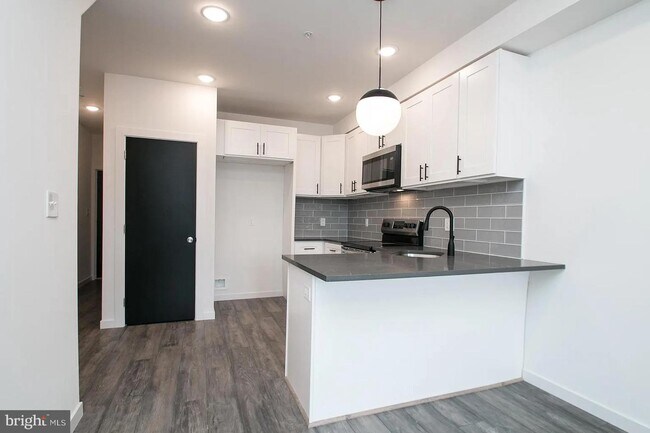Building Photo - 883 Belmont Ave