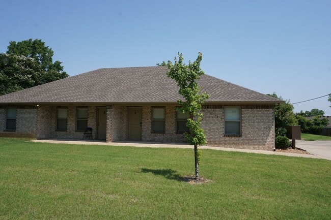 Building Photo - 410 W Matthews Ave