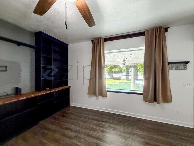 Building Photo - Unit