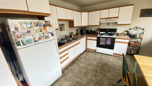Building Photo - Bright and spacious 2 bedroom home!