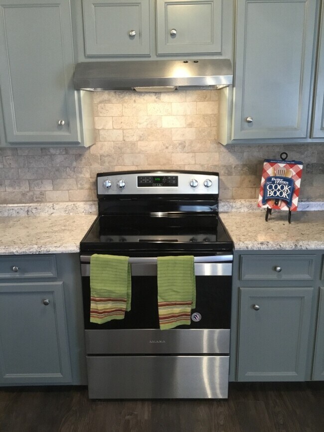 Foto del edificio - PRE-LEASING FOR AUGUST! Amazing Updates - ...