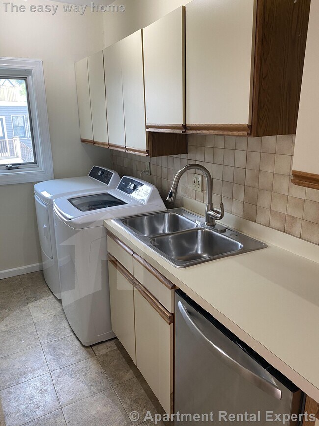 Building Photo - 372 Medford St