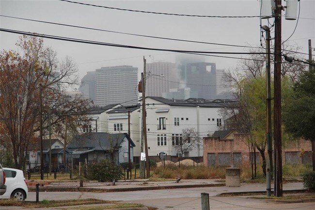 Building Photo - 2402 Berry St