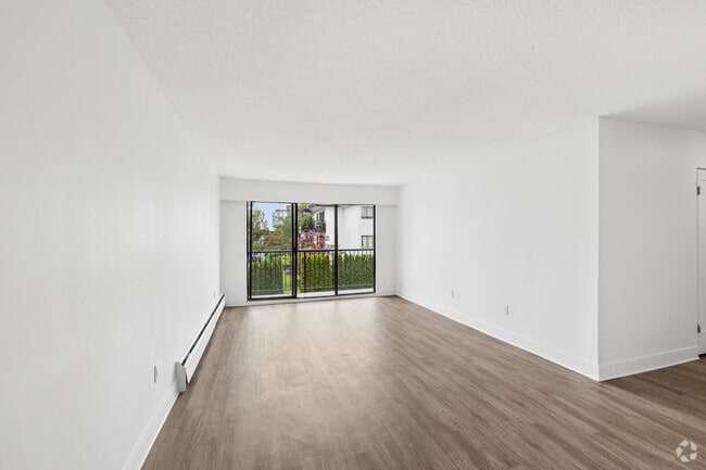 2BR, 1BA + Den - 909SF - Living Room - 535 & 555 Shaw Avenue
