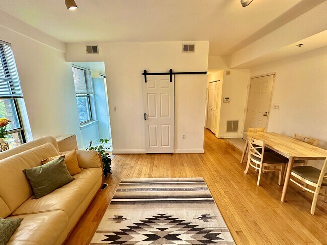 Foto del edificio - Dupont Living at its Finest. FURNISHED 1 Bed Sweeping view!