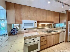 Building Photo - 1645 Ala Wai Blvd