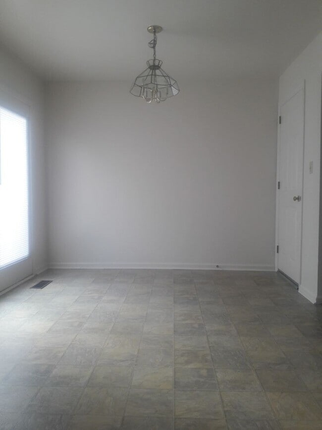 Building Photo - 3 br, 1.5 bath House - 40 CRANFIELD COURT