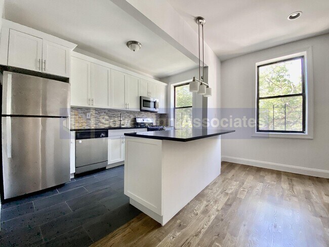 Building Photo - 165 Pinehurst Avenue