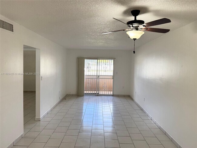 Foto del edificio - 8990 SW 24th St