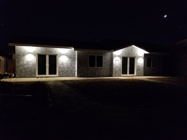 Building Photo - 5013 2 bed 2 bath
