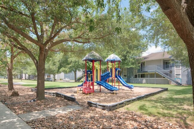 Foto del edificio - 11800 Grand Rd