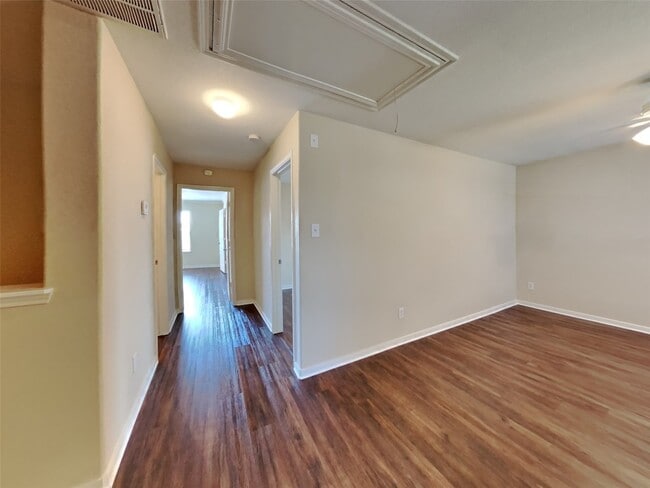 Foto del edificio - 8310 Wainwright Way