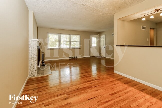 Foto del edificio - 13420 Old Jamestown Rd