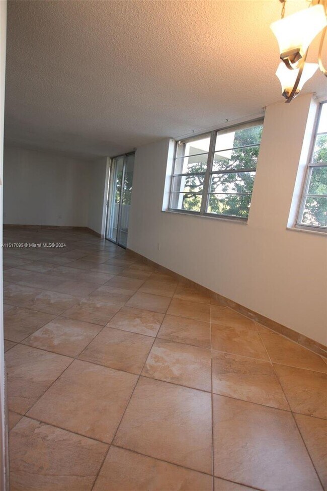 Building Photo - 7900 Tatum Waterway Drive Apt #414, Miami ...