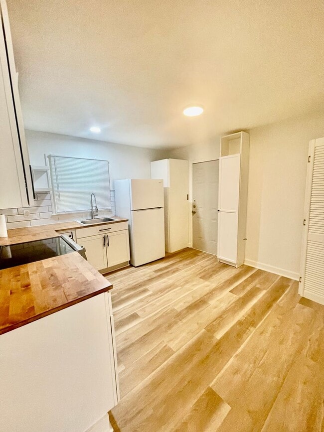 Foto del edificio - Newly renovated  3 bedroom 1 bath brick ranch home sitting on a large lot and on a quiet street i...