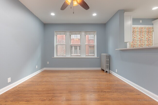 Foto del edificio - 1329 W Addison St