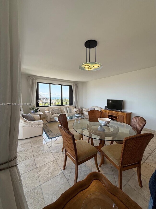 Foto del edificio - 151 Crandon Blvd