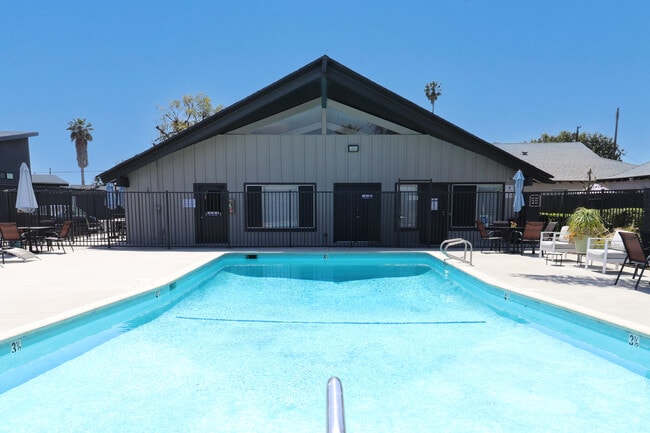 Exterior-Piscina - Anaheim Cottages