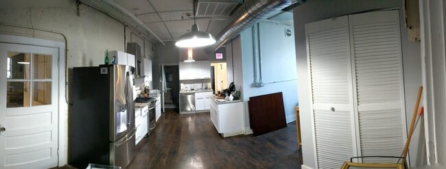 Modern kitchen w/Dishwasher and stainless - 3955 W Shakespeare Ave