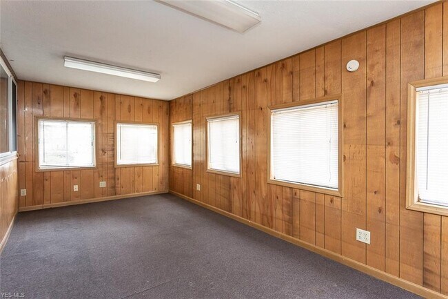 Building Photo - 19199 Pierce Dr