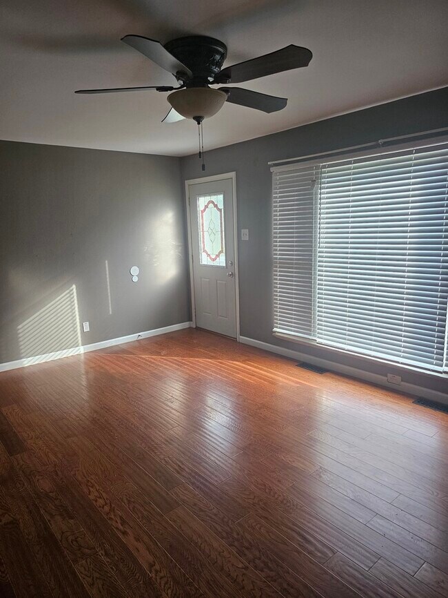 Building Photo - 831 Teson Road - Available Now!