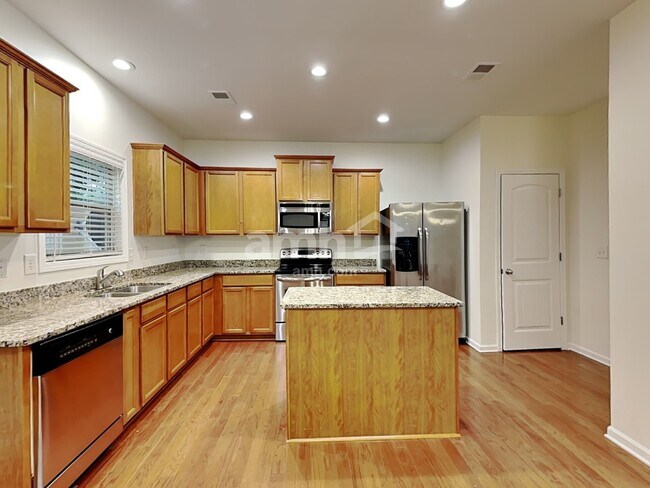 Building Photo - 17 Phaeton Ave